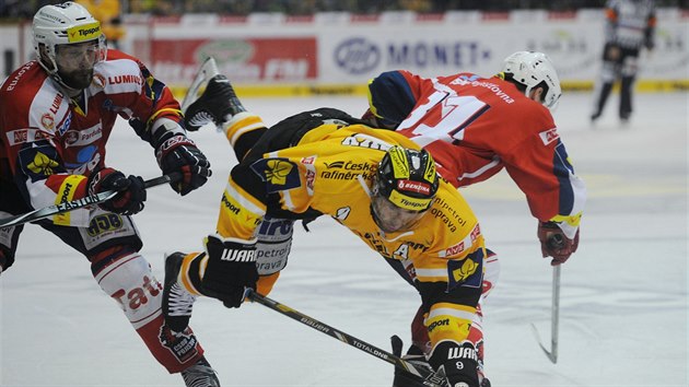 Martin Ruinsk v pdu, vpravo je pardubick Jan cotka.