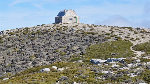 Na vrcholu Miramundos (2077 m) stoj voln pstupn kamenn tulna.