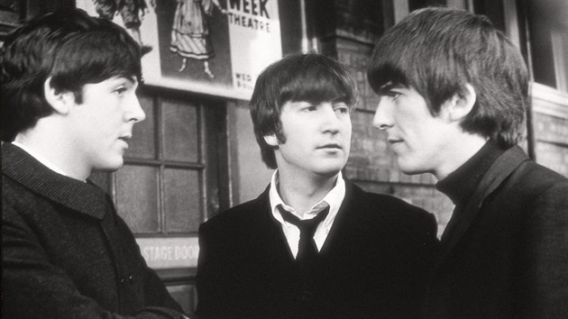 Paul McCartney, John Lennon a George Harrison při natáčení filmu Perný den v roce 1964