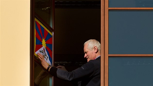 Opoziční zastupitelé a další účastníci happeningu v Hradci Králové zamávali vlajkou Tibetu na nádvoří Krajského úřadu Královéhradeckého kraje. Kraj již poněkolikáté odmítl akci Vlajka pro Tibet (10.3.2015).
