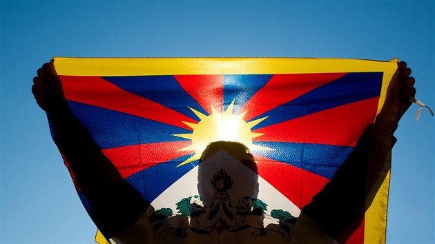 Opozin zastupitel a dal astnci happeningu v Hradci Krlov zamvali vlajkou Tibetu na ndvo Krajskho adu Krlovhradeckho kraje. Kraj ji ponkolikt odmtl akci Vlajka pro Tibet (10.3.2015).
