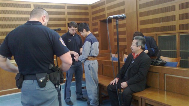 Obžalovaný Duc Hoan Nguyen stojí před Krajským soudem v Hradci Králové v případu obří pěstírny marihuany v Chlumci nad Cidlinou (18.3.2015).