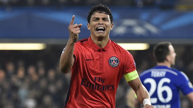 TAKHLE CHUTN VTZN GL. Thiago Silva z PSG se raduje z trefy, kter znamenala postup pes Chelsea.