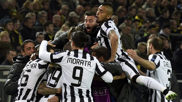 DOBE NAAT ODVETA. Fotbalist Juventusu se raduj z brzkho glu proti Dortmundu.