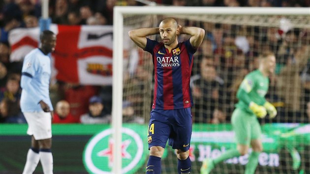 NEPODAILO SE. Barcelonsk Javier Mascherano se vrac z tonho vletu proti Manchesteru City.