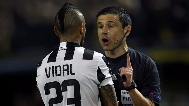 UKLIDNI SE. Rozhod Milorad Mai domlouv Arturu Vidalovi z Juventusu.