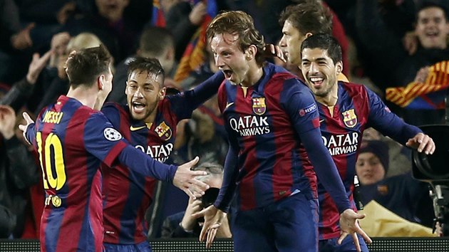 DKY ZA TU PIHRVKU, LEO! Ivan Rakiti z Barcelony (tet zleva) oslavuje gl proti Manchesteru City, na kter mu pihrl Lionel Messi (vlevo).