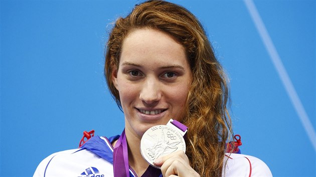 Francouzská plavkyně Camille Muffatová na archivním snímku se stříbrnou medailí z olympiády v Londýně v roce 2012