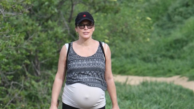 Milla Jovovichov tsn ped porodem nalape kolem 10 kilometr (Los Angeles, 10. bezna 2015).