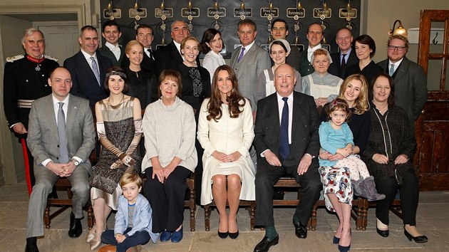 Vévodkyně Kate s tvůrci a herci seriálu Panství Downton (Londýn, 12. března 2015)