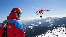 Záchranái i psi museli absolvovat nároné spoutní na lan. (19. bezna 2015)