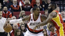 LaMarcus Aldridge (vlevo) z Portlandu v souboji s Jamesem Hardenem z Houstonu.