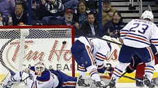 Branká Ben Scrivens z Edmontonu u jen smutn pihlíí jak puk letí do jeho...