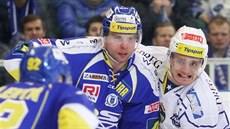 Vondrá�ek ze Zlína (vlevo) a �i�ka z Komety Brno se p�etla�ují.