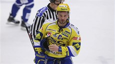 Kapitán zlínských hokejistů Petr Čajánek jde na trestnou lavici.