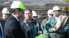 Ministr prmyslu Jan Mládek pi návtv horník na lomu SA. (18. bezna 2015)