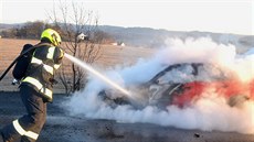 Hasiči vyjížděli k požáru auta, které hořelo na silnici z Karlových Varů do...