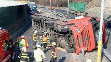 Nehoda kamionu zablokovala silni�ní pr�tah v Karlových Varech. Automobil se...