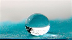 Vlhkost se na hydrofobním povrchu m�ní v kapky, které snadno stékají, tak�e se...