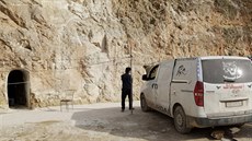 Ambulance parkuje ped jeskyní, kde odpoívají povstalci (9. bezna 2015).