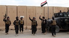 Irátí vojáci se pipravují na útok na Tikrít (12. bezna 2015).