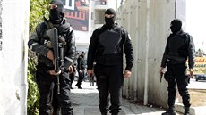 Policisté p�ed parlamentem v Tunisu (18. b�ezna 2015).