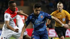 M NEZASTAVÍ. Alexis Sánchez (uprosted), útoník Arsenalu, se snaí uniknout...