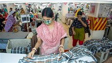 Textilky v Kambodi dál trápí své dlníky, Adidas a H&M slibují nápravu.