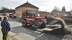 Nehoda kamionu ve Stonaov na nkolik hodin úpln uzavela silnici. Z...