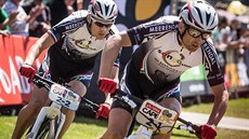 ZA VÍT�ZSTVÍM. Olympijský vít�z Jaroslav Kulhavý (vlevo) bojuje na trati...