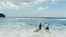 Surfování na Bali s kamarádem Lukášem, kterého pustili nomádovat na měsíc z...