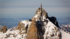 tvrtý den peletu nad Alpami. Aiguille du Midi, na jeho levé stran je vidt...