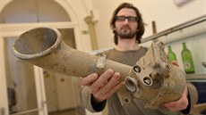 Muzejník a historik Martin Krsek s lodní houkačkou, kterou muzeum zachránilo z...