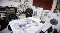 Sochař Aleš Veselý s kresbami návrhů monumentálních plastik ve svém ateliéru ve...