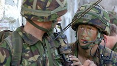 Britský princ Harry při vojenském cvičení britské armády na Kypru (březen 2006)