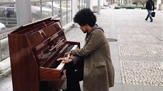 Mladý radní zahájil jazzem provoz veejného piana v Teplicích