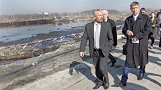 Ministr financí Andrej Babi na prohlídce areálu ropných lagun v Ostrav. (17....
