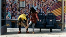 FC Barcelona překvapila fanoušky na autobusové zastávce.