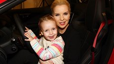 Kateina Kristelová s dcerou na oslav autosalonu