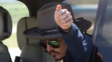Johnny Depp cestou na letiště naznačoval fanouškům, že je v pořádku.