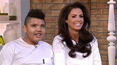 Katie Price vzala syna Harveyho do televize.