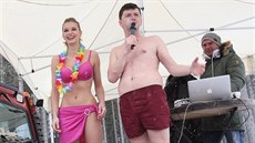 Slovenský moderátor svlékl kalhoty, aby se eská Miss necítila jediná tak nahá.