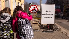 Cedule v Praze hlásí Zákaz pohbívání babiek. Jedná se o novou kampa...