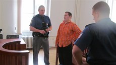 Jan Mokrý, obvinný z pokusu o vradu dvou bezdomovc, stanul ped soudem.