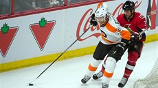 CO VYMYSLÍ. Jakub Voráek z Philadelphie u puku, tísní ho Marc Methot z Ottawy.