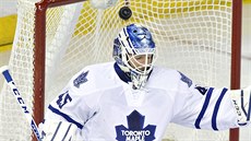 Branká Toronta Jonathan Bernier elí nepíjemné rán.