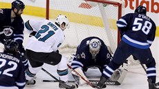 PIPRAVEN. Branká Winnipegu Ondej Pavelec hatí anci Bena Smithe ze San Jose.