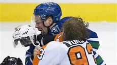 BITKA. Jakub Voráek z Philadelphie v klini s Danem Hamhuisem z Vancouveru.