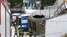 V krkonoském stedisku pindlerv Mlýn se zítila konstrukce nástupu lya na...