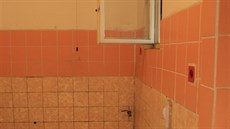 Koupelna s akrylátovou vanou má i okénko na odvětrání, bohužel pouze do chodby.